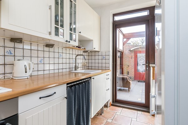 Foto - Te koop: Vlakbij het winkelcentrum in het geliefde, rustige Schaesberg ligt deze charmante, geïsoleerde hoekwoning met een verrassend ruime, multifunctionele zolderverdieping. 